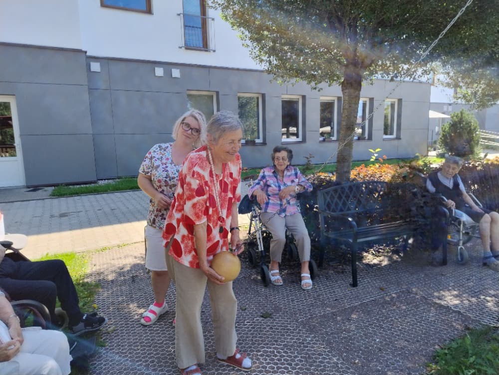 Společně na zahradě: Cvičení a kuželky?️‍♂️??️‍♀️ 7