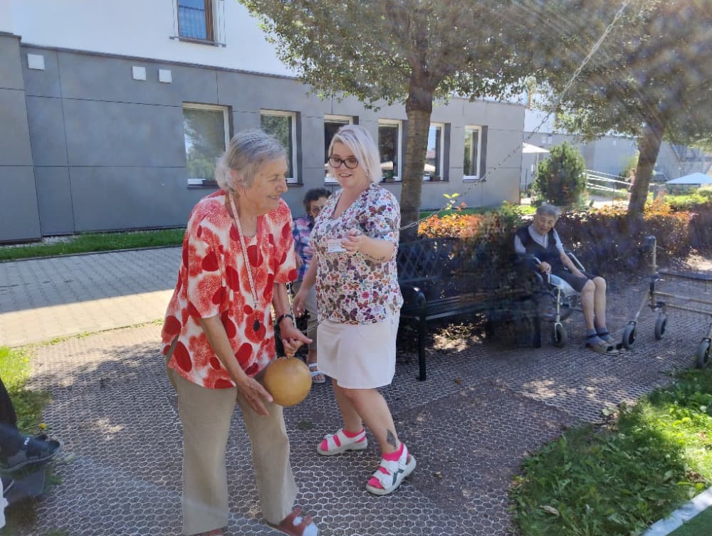 Společně na zahradě: Cvičení a kuželky?️‍♂️??️‍♀️ 8