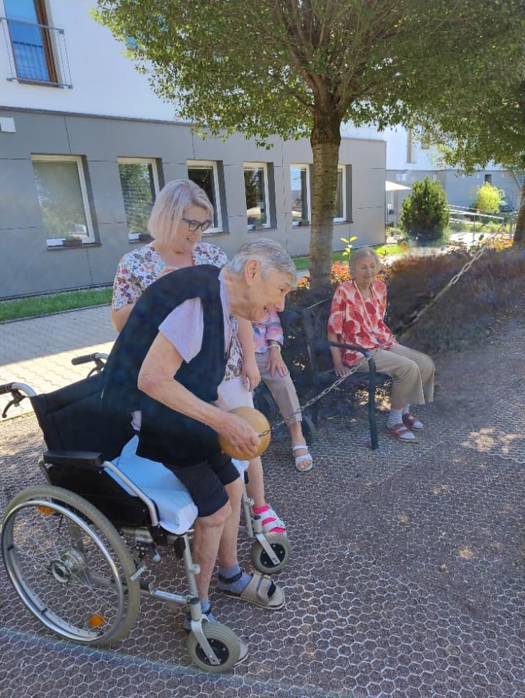 Společně na zahradě: Cvičení a kuželky?️‍♂️??️‍♀️ 9