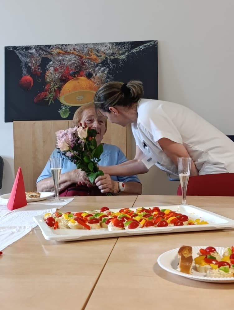 NAROZENINY - srpen 6