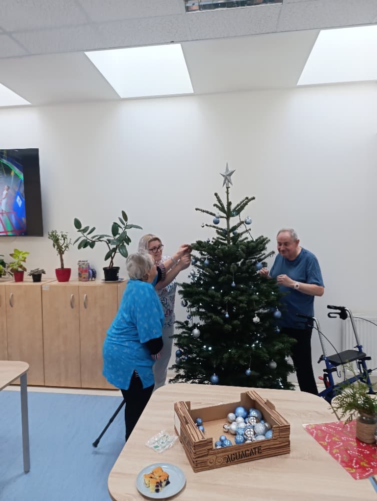 Zdobení vánočních stromků ? 2